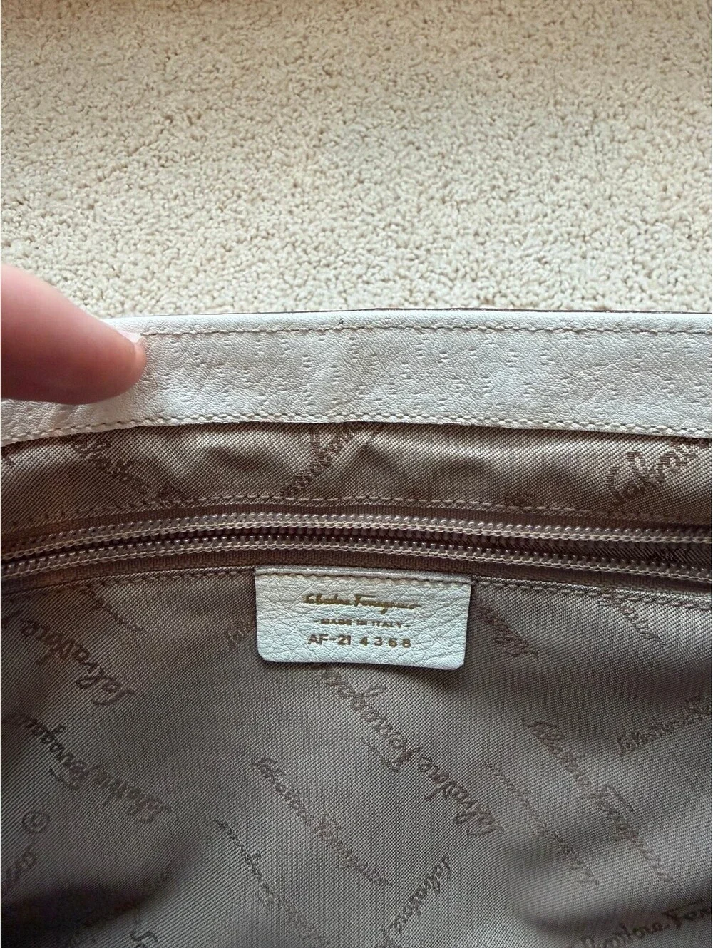 Salvatore Ferragamo Ivory Leather Gancini Shoulder Bag